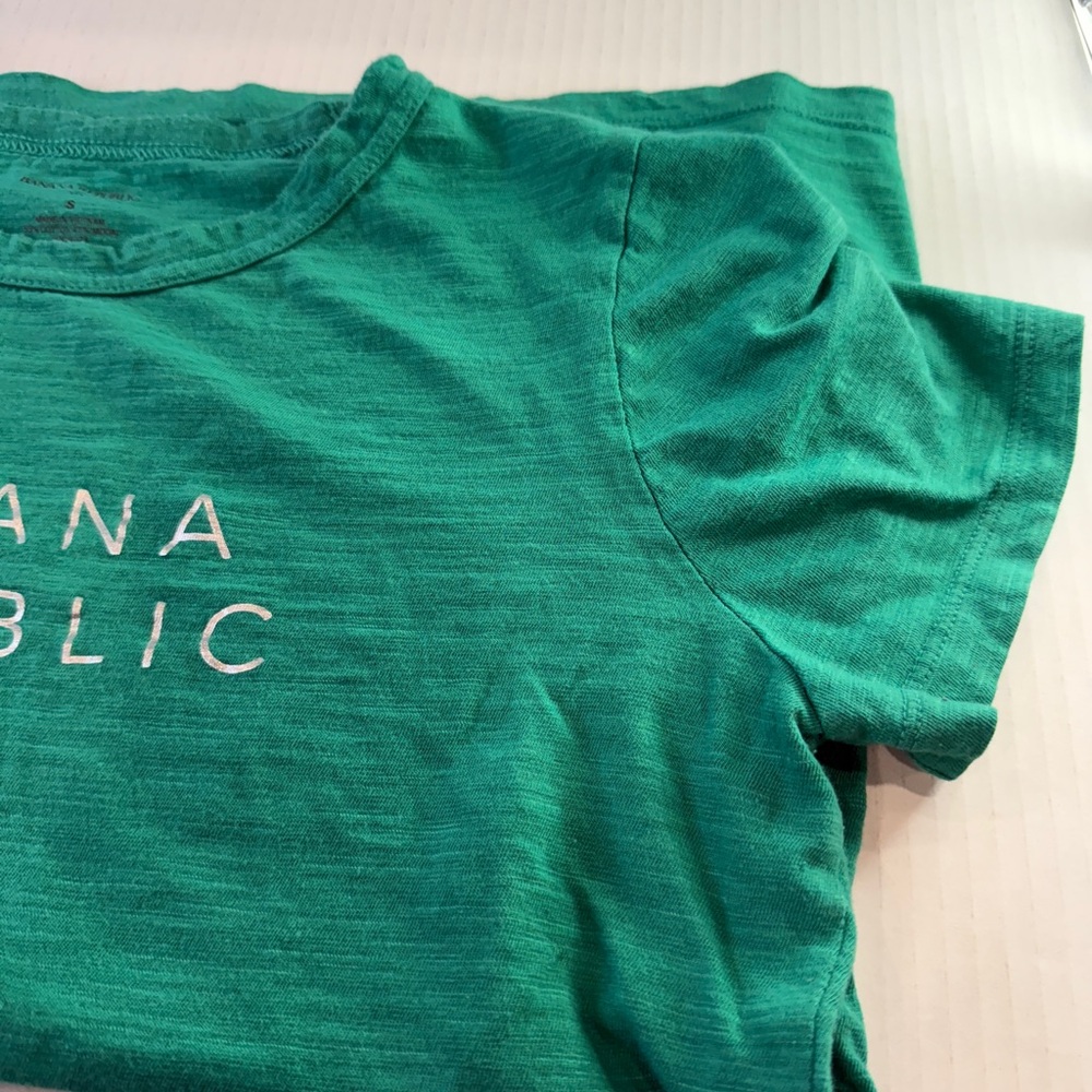 Banana Republic Green Logo T-Shirt - Size Small Preowned - Picture 3 of 9